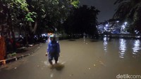 Bahkan genangan disalah satu titik mencapai 100 cm.