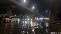Ini penampakan genangan yang terjadi di kawasan Jalan Boulevard Raya, Kelapa Gading, Jakarta Utara, Rabu (14/2/2024).