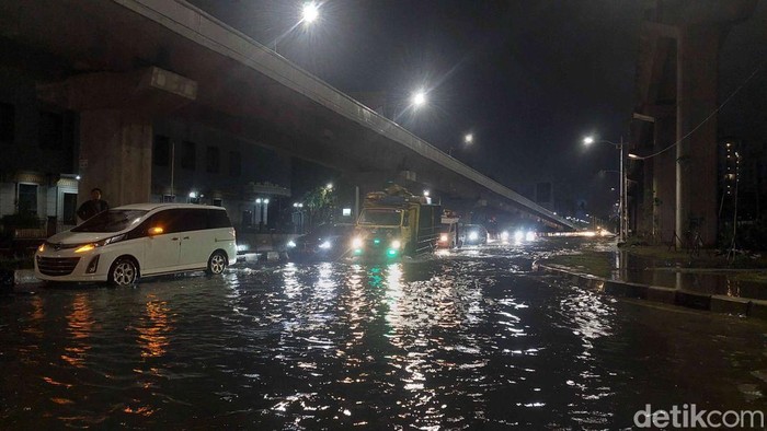 Jalan Boulevard Raya Kelapa Gading Tergenang Jalan Boulevard Raya Kelapa Gading Tergenang