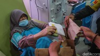 Dalam pantauan detikcom, ada lebih dari lima pasien gagal ginjal yang menjadi daftar pemilih tetap (DPT) di Rumah Sakit Cipto Mangunkusumo (RSCM).