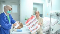 Bertempat di Gedung CMU 1, lantai 8, petugas KPPS mendatangi satu per satu pasien memberikan bantuan dan arahan proses pencoblosan.