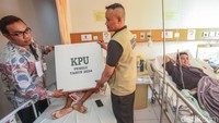 Hans Tondawani, pria berusia 60-an yang seharusnya memilih berdasarkan domisili di Bekasi, menjadi salah satu pasien HD (Hemodialisis) yang mencoblos di RSCM. Di balik bilik pemilihan yang dibawa ke ruangan cuci darah, Hans mengikuti pemilihan presiden.