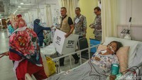 Petugas Pemilu membawa kotak hingga surat suara ke ruangan pasien di RSCM, Jakarta, Rabu (14/2/2024).