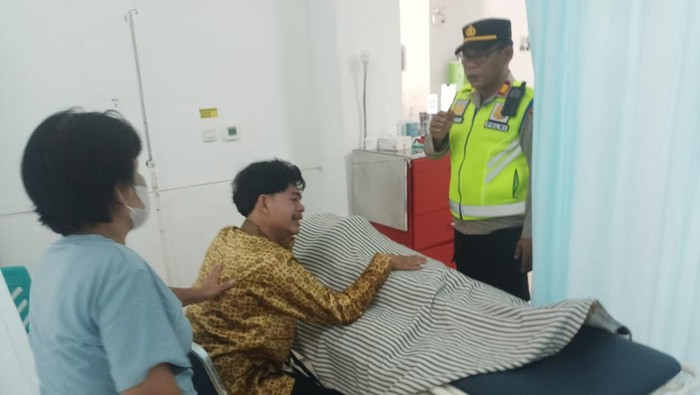 Jenazah Samilah saat dievakuasi polisi ke rumah sakit.