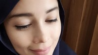 Ini salah satu momen Jihan Fahira menikmati secangkir kopi di siang hari. Pilihan kopinya pun jatuh kepada cafe latte. Foto: Instagram @jihanfahirareal