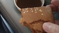 Bahkan dalam salah satu unggahan, Jihan Fahira menyebut kalau tidak masalah jika tidak makan. Hal terpenting adalah menikmati sarapan kopi dengan roti atau kukis. Foto: Instagram @jihanfahirareal
