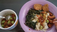 Tidak hanya ngopi, calon anggota DPD RI Jawa Barat itu juga suka menikmati makanan rumahan yang sehat. Kali ini ia memamerkan sedang makan menu diet , ada nasi, sayur, tempe, dan sambal pete. Foto: Instagram @jihanfahirareal