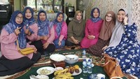 Tidak hanya makan sendirian di rumah, mantan pemain sinetron ini juga suka kumpul bersama rekan-rekannya sambil menikmati makanan. Salah satunya ini. Foto: Instagram @jihanfahirareal