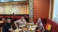 Seru! Bersama Ade Rai, Jihan Fahira pun sempat makan di restoran pizza nih. Mereka memesan pizza, jus, dan lain sebagainya. Foto: Instagram @jihanfahirareal