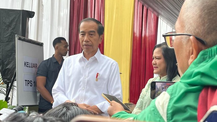 Jokowi dan Iriana Jokowi usai mencoblos di TPS 10, Gedung Lembaga Administrasi Negara (LAN), Gambir, Jakarta Pusat, Rabu (14/2/2024).