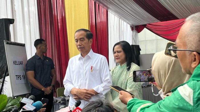 Jokowi dan Iriana Jokowi usai mencoblos di TPS 10, Gedung Lembaga Administrasi Negara (LAN), Gambir, Jakarta Pusat, Rabu (14/2/2024).