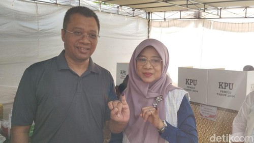 Jubir Timnas Amin Zulkieflimansyah nyoblos bareng istri Niken Saptarini di TPS 01 lingkungan Pusaka, Kecamatan Mataram, NTB, Selasa (14/2/2024). (Ahmad Viqi/detikBali)