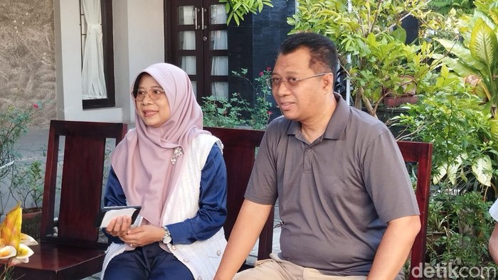 Jubir Timnas Amin Zulkieflimansyah nyoblos bareng istri Niken Saptarini Widyawati Zulkieflimansyah di TPS 01 lingkungan Pusaka, Kelurahan Pejanggik, Kecamatan Mataram, NTB, Selasa (14/2/2024).