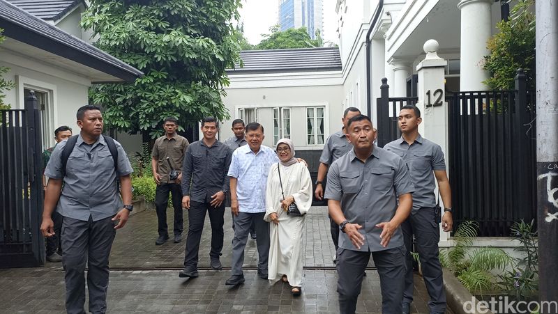 Jusuf Kalla nyoblos Pemilu 2024 di kawasan kediamannya, Kebayoran Baru, Jaksel, 14 Februari 2024. (Mulia Budi/detikcom)