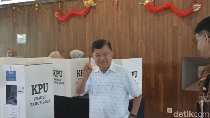 Jusuf Kalla nyoblos Pemilu 2024 di kawasan kediamannya, Kebayoran Baru, Jaksel, 14 Februari 2024. (Mulia Budi/detikcom)