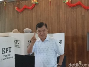 Kompak Berbaju Putih, JK dan Keluarga Nyoblos di Kebayoran Baru