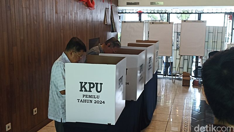 Jusuf Kalla nyoblos Pemilu 2024 di kawasan kediamannya, Kebayoran Baru, Jaksel, 14 Februari 2024. (Mulia Budi/detikcom)