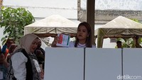 Kahiyang Ayu ketika memasukkan surat suara ke kotak suara yanga ada di TPS. (Goklas Wisely/detikSumut)
