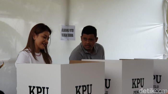 Kahiyang dan Bobby saat berada di TPS. (Goklas Wisely/detikSumut)