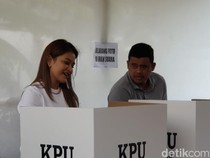 Potret Kekompakan Bobby-Kahiyang Gunakan Hak Pilih di TPS