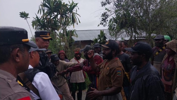 Kapolres Dogiyai Kompol Sarraju saat negosiasi dengan warga.