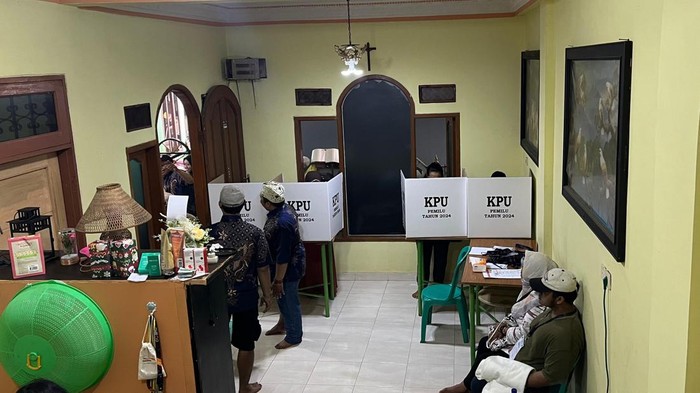 Kawasan Kedoya Jakbar Terendam Banjir, Warga Buat TPS Darurat di Ruang Tamu