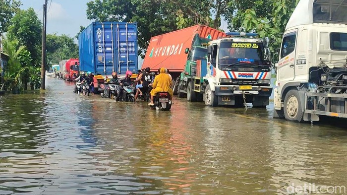 Kemacetan jalur alternatif Demak akibat truk terperosok, Rabu (14/2/2024).