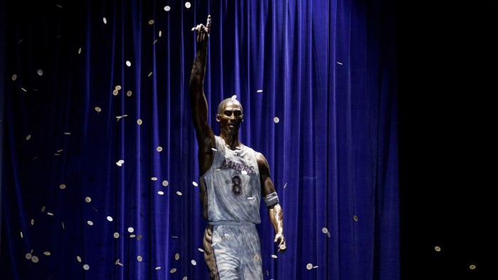 Kenang Sang Legenda, LA Lakers Luncurkan Patung Kobe Bryant A statue in honor of former Los Angeles Lakers guard Kobe Bryant is seen after being unveiled in a ceremony outside the NBA basketball team's arena, Thursday, Feb. 8, 2024, in Los Angeles. (AP Photo/Eric Thayer)