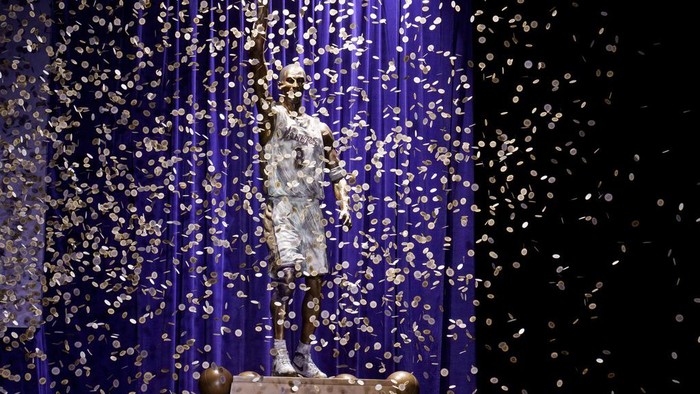 Kenang Sang Legenda, LA Lakers Luncurkan Patung Kobe Bryant A statue in honor of former Los Angeles Lakers guard Kobe Bryant is seen after being unveiled in a ceremony outside the NBA basketball team's arena, Thursday, Feb. 8, 2024, in Los Angeles. (AP Photo/Eric Thayer)