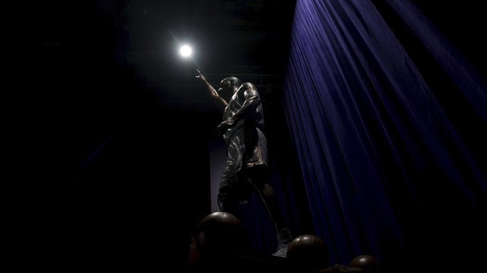 Kenang Sang Legenda, LA Lakers Luncurkan Patung Kobe Bryant A statue in honor of former Los Angeles Lakers guard Kobe Bryant is seen after being unveiled in a ceremony outside the NBA basketball team's arena, Thursday, Feb. 8, 2024, in Los Angeles. (AP Photo/Eric Thayer)