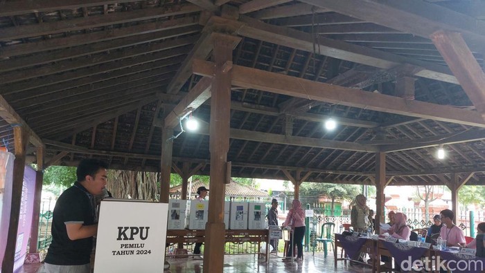 Keraton Kanoman Cirebon jadi lokasi TPS Pemilu 2024.
