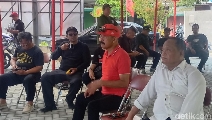 Ketua DPC PDIP Solo FX Hadi Rudyatmo (kaos merah), saat memantau quick count di DPC PDIP Solo, Rabu (14/2/2024).