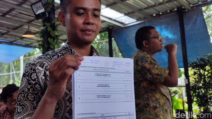 Ketua KPPS TPS 02 Gajahmungkur, Semarang, Prahanto Yudho Bagas menunjukkan salinan hasil penghitungan suara, Rabu (14/2/2024).