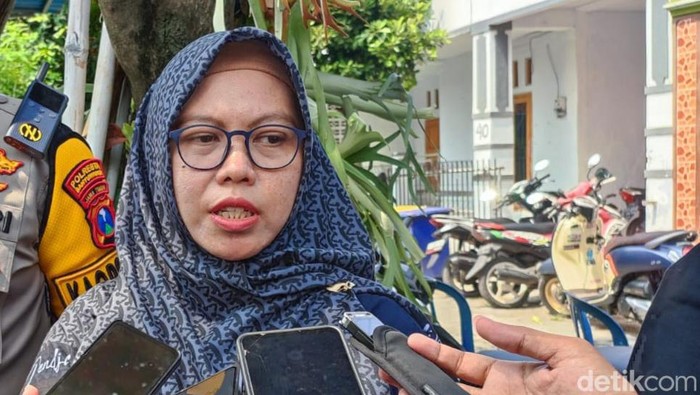 Ketua KPU Banyuwangi, Dwi Anggraini Rahman saat melakukan pemantauan langsung di TPS 13 Banyuwangi