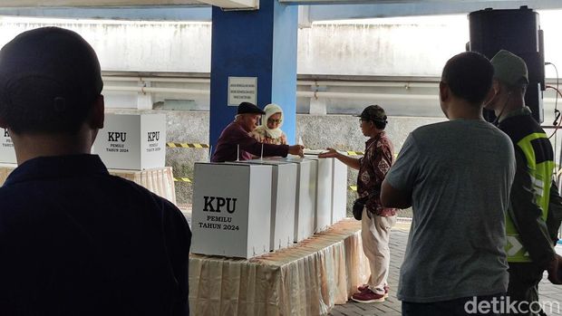 Ketua Majelis Syura Partai Ummat, Amien Rais, bersama istrinya, Kusnasriyati Sri Rahayu, mencoblos di TPS 124 Condongcatur, Kabupaten Sleman, DIY, Rabu (14/2/2024) pagi.
