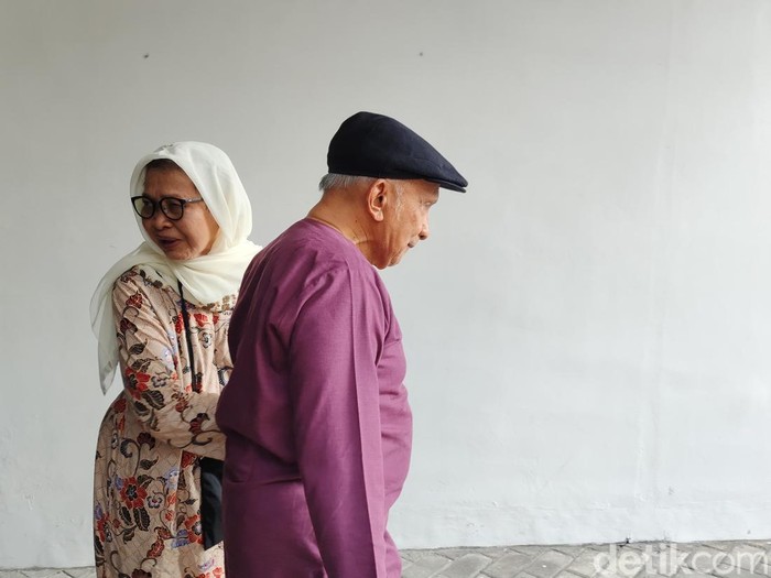 Ketua Majelis Syura Partai Ummat, Amien Rais, bersama istrinya, Kusnasriyati Sri Rahayu, mencoblos di TPS 124 Condongcatur, Kabupaten Sleman, DIY, Rabu (14/2/2024) pagi.