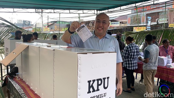 Ketua TKD Prabowo-Gibran Papua, Ronald Antonio Bonai usai mencobolos di TPS 25 di Kota Jayapura.