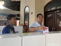 Berbaju Biru, Ketua TKD Prabowo-Gibran Sumut Nyoblos di TPS 32 Mabar Medan