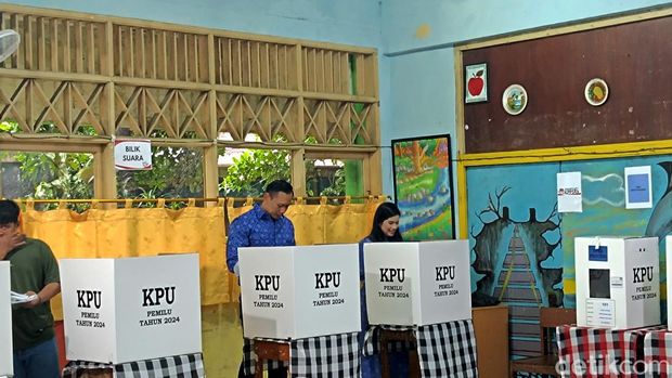 Agus Harimurti Yudhoyono (AHY) mencoblos di TPS SDN Cipete Utara 09, Jakarta Selatan bersama sang istri, Annisa Pohan. (Rizky/detikcom).