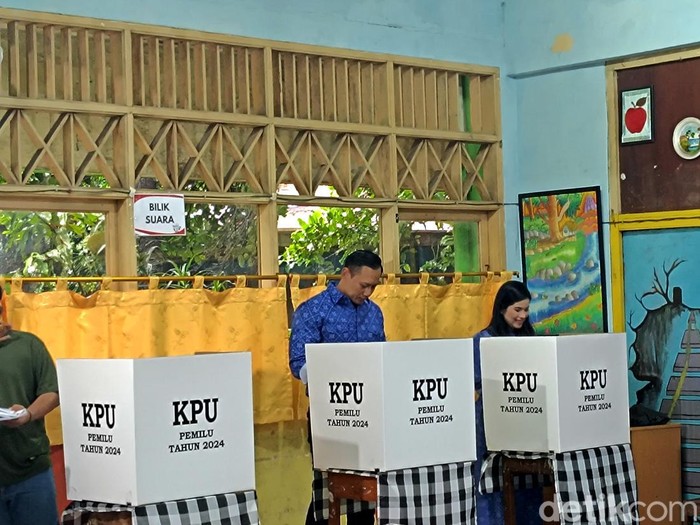 Agus Harimurti Yudhoyono (AHY) mencoblos di TPS SDN Cipete Utara 09, Jakarta Selatan bersama sang istri, Annisa Pohan. (Rizky/detikcom).