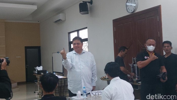 Ketua Umum Partai Golkar Airlangga Hartarto menggunakan hak pilihnya di TPS 05 Kelurahan Melawai, Kecamatan Kebayoran Baru, Jakarta Selatan (M Sholihin/detikcom)