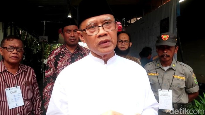 Ketua Umum Pimpinan Pusat (PP) Muhammadiyah, Prof Haedar Nashir saat memberikan keterangan di TPS 12, Rukeman, Tamantirto, Kasihan, Bantul, Rabu (14/2/2024).