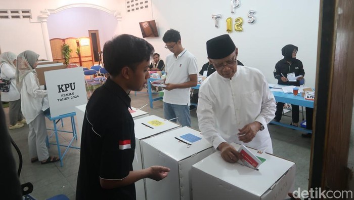 Ketua Umum Pimpinan Pusat (PP) Muhammadiyah, Prof. Haedar Nashir saat mencoblos di TPS 12, Rukeman, Tamantirto, Kasihan, Bantul, Rabu (14/2/2024).