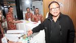 Ketum Hanura OSO Nyoblos di TPS James Bond
