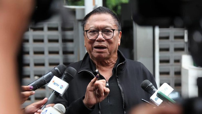 Ketum Partai Hanura Oesman Sapta Odang (OSO) menyoblos di TPS 007 Kuningan Timur, Jaksel, Rabu (14/2/2024). Nomor TPS itu identik dengan film agen intelejen James Bond.