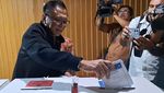 Ketum Hanura OSO Nyoblos di TPS James Bond