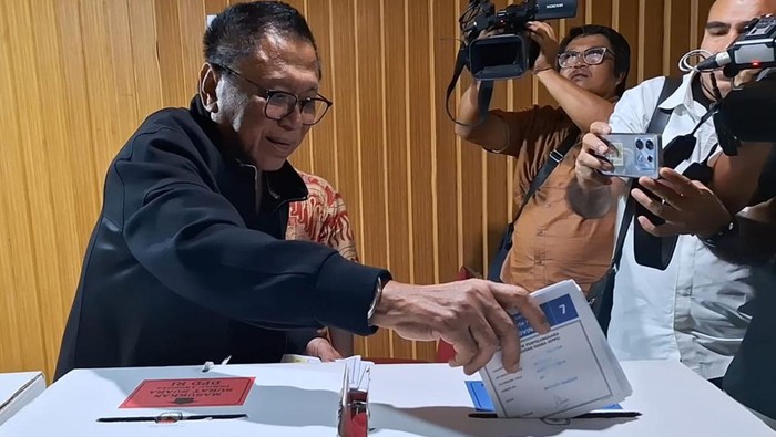 Ketum Hanura OSO Nyoblos di TPS 'James Bond' Ketum Partai Hanura Oesman Sapta Odang (OSO) menyoblos di TPS 007 Kuningan Timur, Jakarta Selatan, Rabu (14/2/2024).