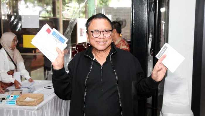 Ketum Hanura OSO Nyoblos di TPS 'James Bond' Ketum Partai Hanura Oesman Sapta Odang (OSO) menyoblos di TPS 007 Kuningan Timur, Jaksel, Rabu (14/2/2024). Nomor TPS itu identik dengan film agen intelejen James Bond.
