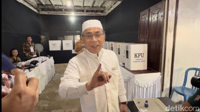 Ketum PBNU KH Yahya Cholil Staquf saat menyoblos di TPS 003 Kelurahan Leteh, Rembang, Rabu (14/2/2024).