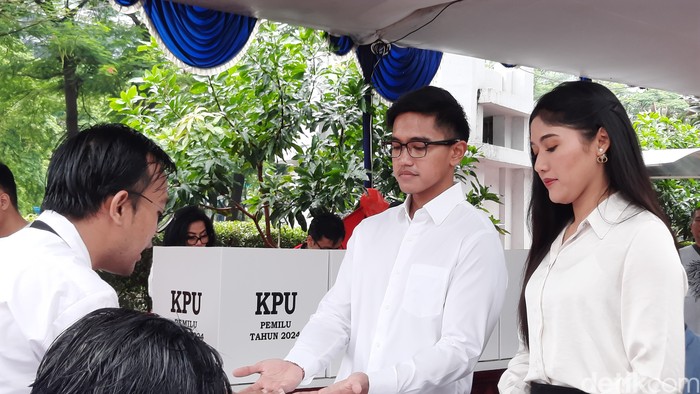 Ketum PSI Kaesang besama istri, Erina, nyoblos di TPS kawasan Kuningan, Jaksel, 14 Februari 2024. (Annisa Aulia Rahiim/detikcom)